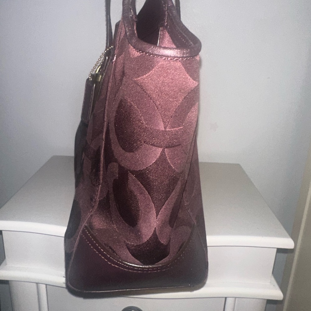 Signature Coach Taylor Op Art Alexis Carry All Tote! Purple! - Picture 3 of 8